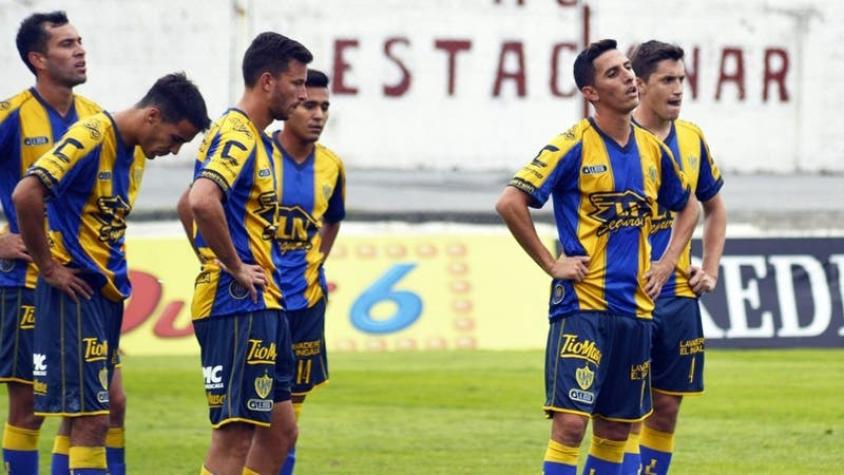 Otra vez en Argentina: barristas golpean y piden dinero a jugadores en plena práctica