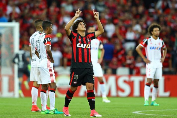 Atlético Paranaense vence a Flamengo y deja a la UC peligrando en Copa Libertadores