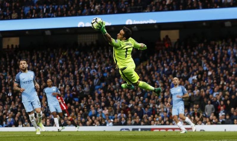 [VIDEO] La gran doble atajada de Claudio Bravo en el duelo del City ante Manchester United