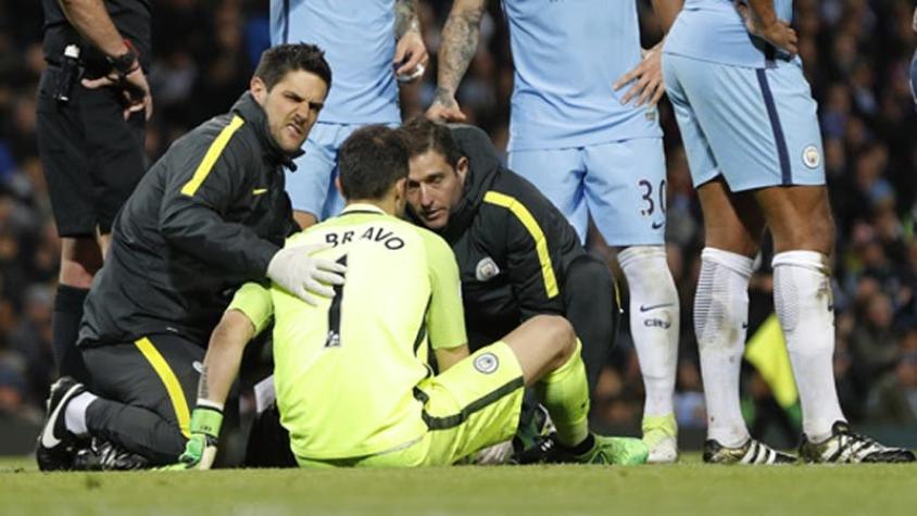 [VIDEO] Claudio Bravo sufre lesión y debe abandonar el duelo ante Manchester United