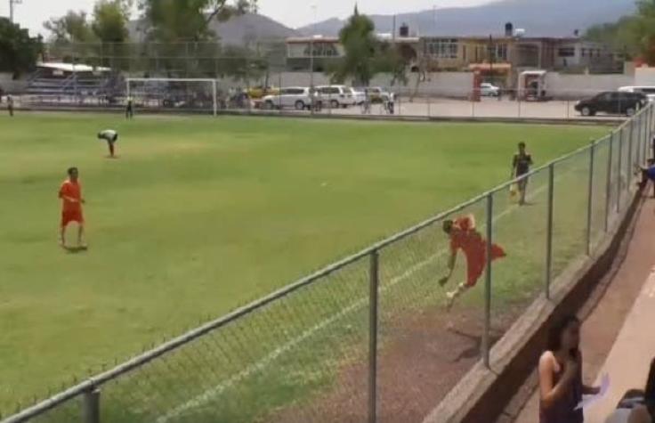 [VIDEO] El insólito festejo de un delantero tras anotar un golazo lanzándose contra una reja