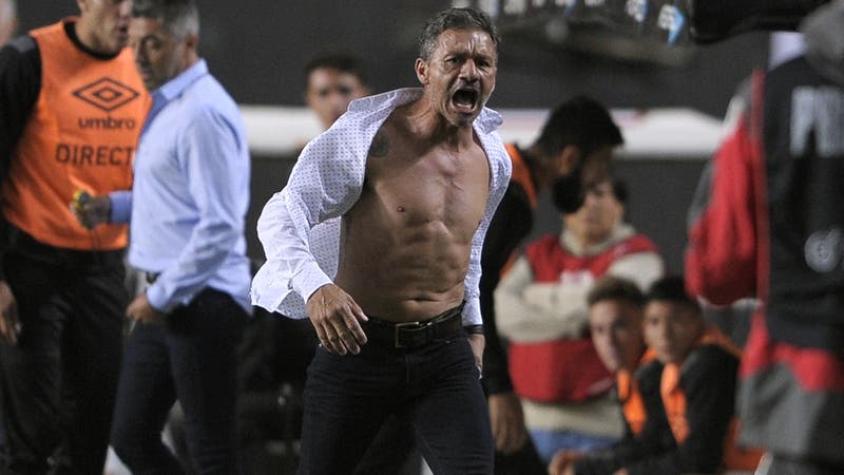 [VIDEO] Locura total: técnico rompe su camisa y patea micrófonos tras ser expulsado en Argentina