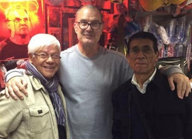 Marcelo Bielsa realiza fugaz paso por Chile y visita una tienda deportiva