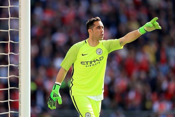 [VIDEO] Claudio Bravo recibe especial saludo de niña que espera trasplante de corazón