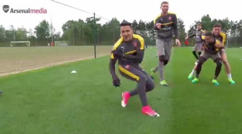 [VIDEO] La divertida reacción de Alexis Sánchez tras sufrir burla de sus compañeros