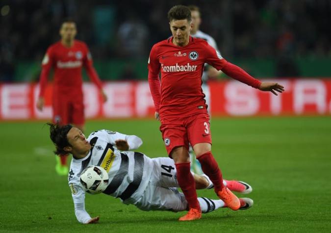 Frankfurt despide a futbolista por realizarse tatuaje antes de final de Copa Alemania