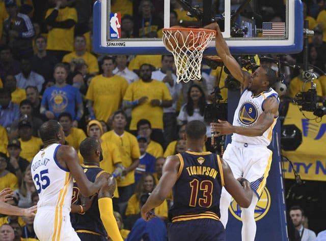 Golden State Warriors vencen a Cleveland Cavaliers en primer partido de la final de la NBA