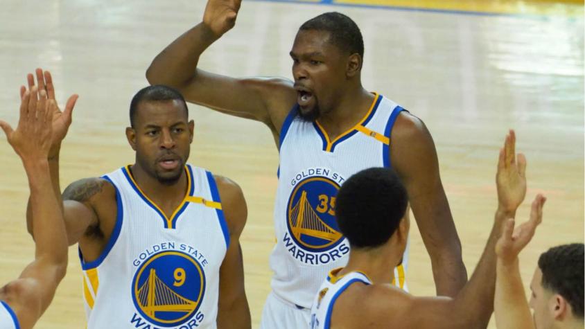 Warriors superan con claridad a Cavaliers y aumentan ventaja en final de la NBA