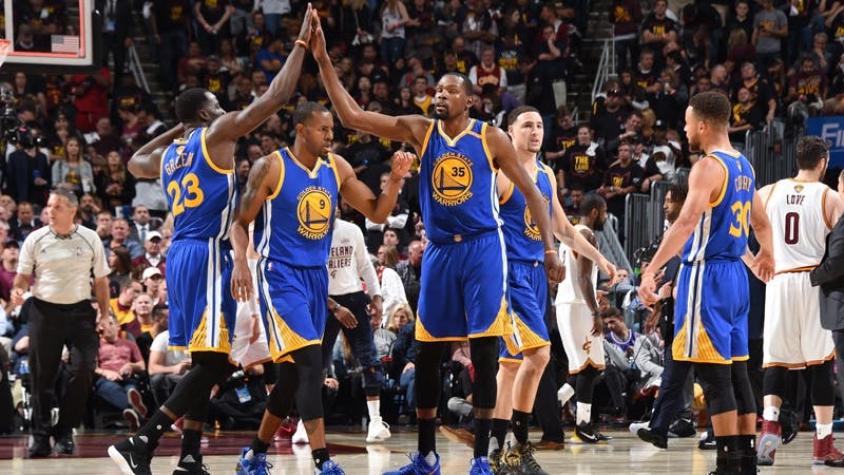 Durant se viste de héroe en Cleveland y deja a Warriors a un paso de ganar la NBA