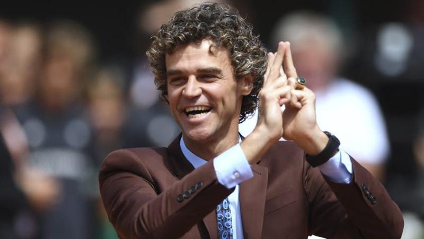 El brasileño "Guga" Kuerten es homenajeado antes de la final de Roland Garros