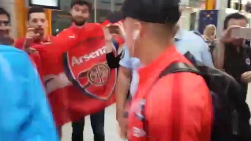 [VIDEO] Hinchas del Arsenal reciben a Alexis Sánchez en arribo de "La Roja" a Rumania