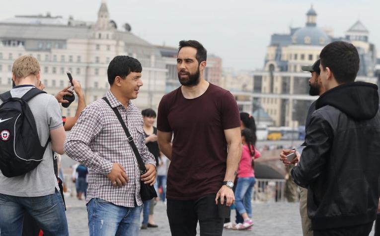 Claudio Bravo deja concentración de Chile y realiza viaje "relámpago" a Barcelona