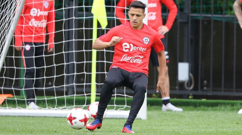Alexis entrena junto a sus compañeros de cara al partido frente a Alemania