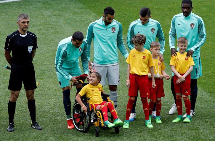 [VIDEO] El emotivo ingreso de Cristiano Ronaldo al campo de juego junto a niña en silla de ruedas