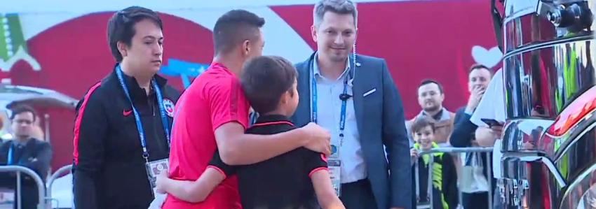 [VIDEO] Alexis Sánchez logra mención "Protectores del Fútbol" al compartir con pequeño hincha