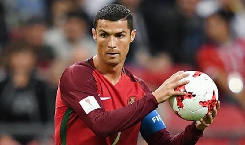 Cristiano Ronaldo le firmó la camiseta al niño que lo acompañó