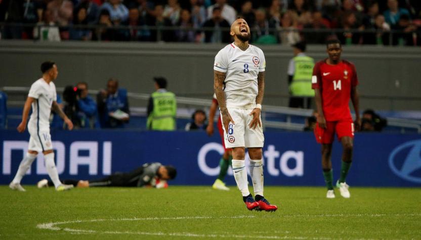 [VIDEO] ¿Destronó al de Pinilla en Brasil 2014? El doble palo de Vidal y Rodríguez en Rusia 2017