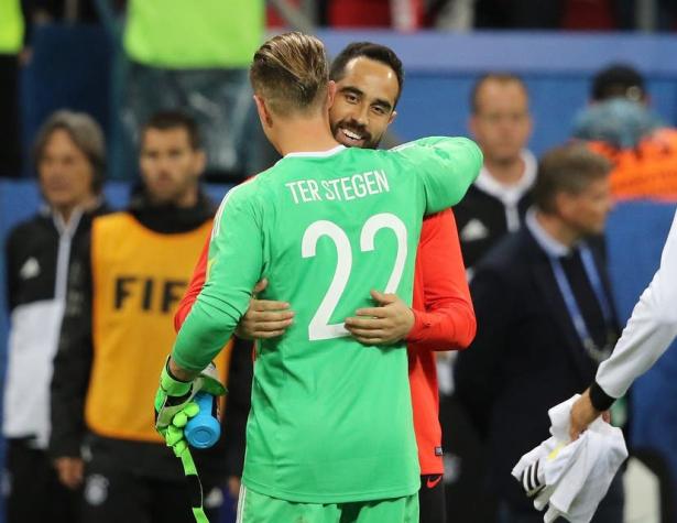 [VIDEO] Claudio Bravo vs Marc-André ter Stegen: El reencuentro en final de Copa Confederaciones