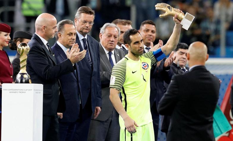 Claudio Bravo recibe el Guante de Oro como el mejor arquero de la Copa Confederaciones