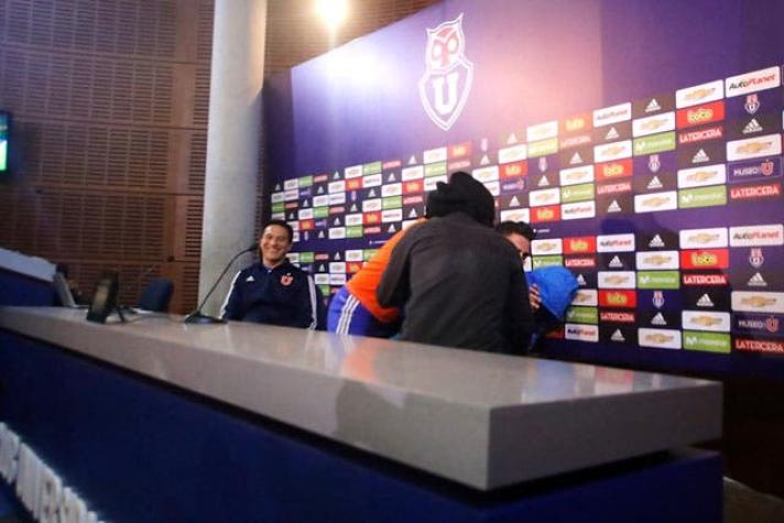 [VIDEO] Fernando De Paul es "secuestrado" en plena conferencia de prensa de la "U"