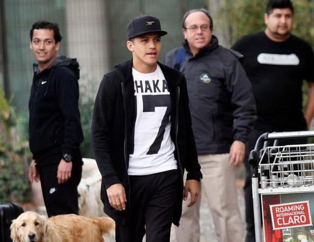Alexis Sánchez llega a Chile junto a Mayte Rodríguez y aún sin definir su futuro en Arsenal