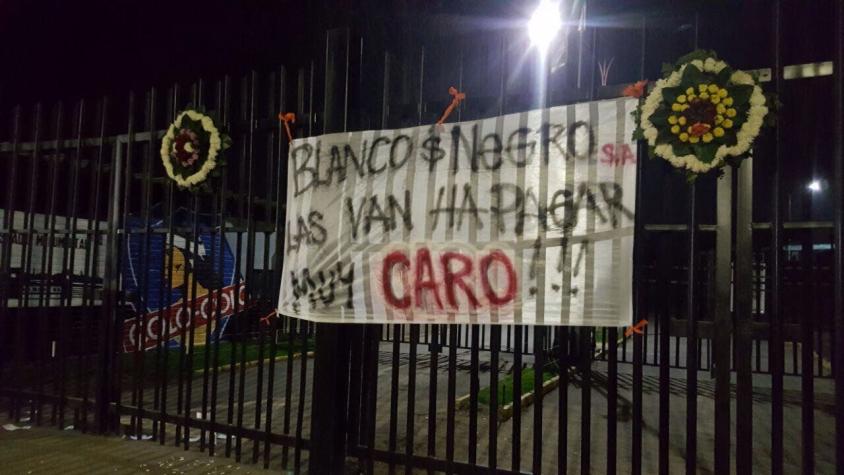 Estadio Monumental amanece con rayados y coronas de flores contra directiva de Colo Colo