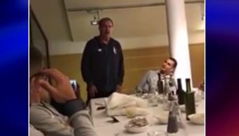 [VIDEO] Técnico Marcelo Bielsa sorprende cantando tango en el Lille