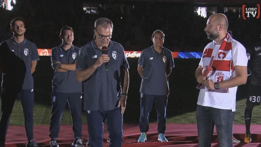 [VIDEO] El emotivo discurso de Marcelo Bielsa que desató la ovación de los hinchas del Lille
