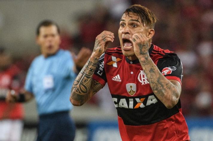 [VIDEO] La fuerte discusión de Paolo Guerrero con un hincha de Flamengo que casi llega a los golpes