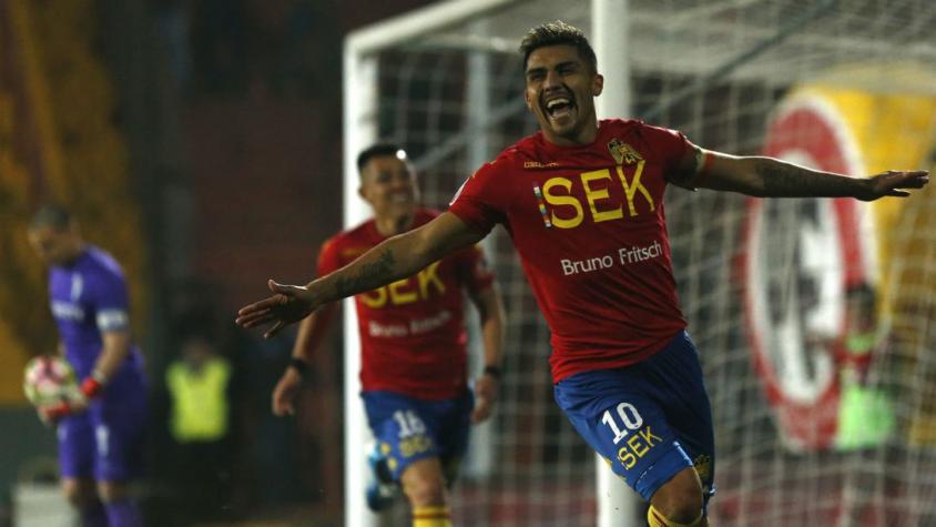 Unión Española supera a Universidad Católica en un duelo con tres expulsados