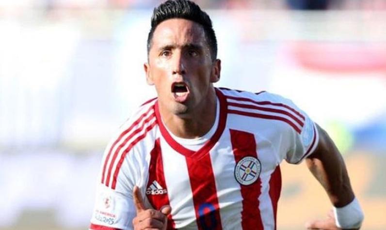 Lucas Barrios lidera nómina de Paraguay para duelo ante Chile en Clasificatorias