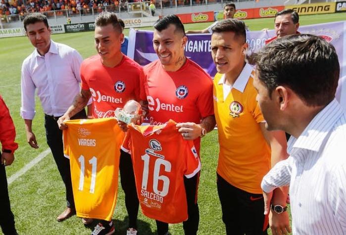Cobreloa realiza homenaje a Eduardo Vargas y Alexis Sánchez en Calama