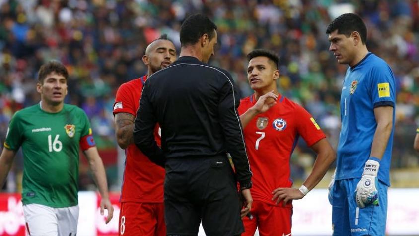 Árbitro del Bolivia-Chile asegura que no le mostró amarilla a Alexis Sánchez