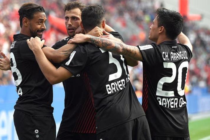 Bayer Leverkusen golea a Friburgo con golazo de Charles Aránguiz