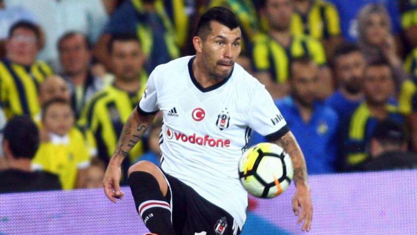 Gary Medel hace penal que le cuesta la derrota al Besiktas ante Fenerbahce de Isla