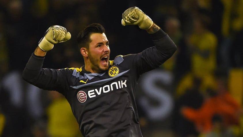 La hilarante superstición del portero Roman Bürki con el Borussia Dortmund