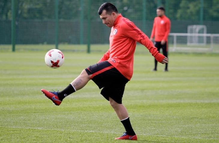Gary Medel llega a Santiago y completa plantel de "La Roja" para duelos ante Ecuador y Brasil
