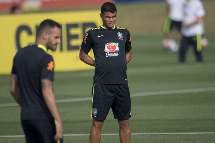 Brasileño Thiago Silva es desconvocado para duelo contra Chile por lesión