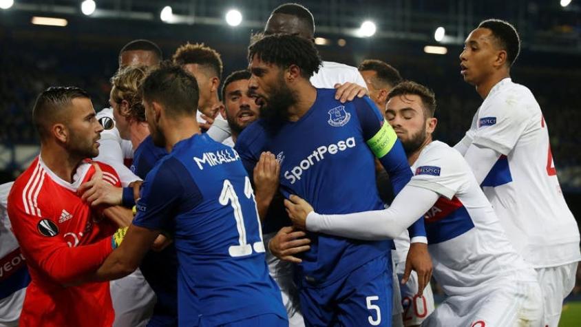 [VIDEO] Hincha con un bebé en sus brazos agrede a futbolista en la Europa League