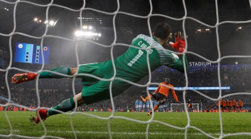 [VIDEO] La brillante actuación de Claudio Bravo en victoria de Manchester City en Copa de la Liga