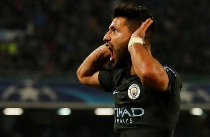 Agüero regala su camiseta del récord a su hijo, nieto de Maradona