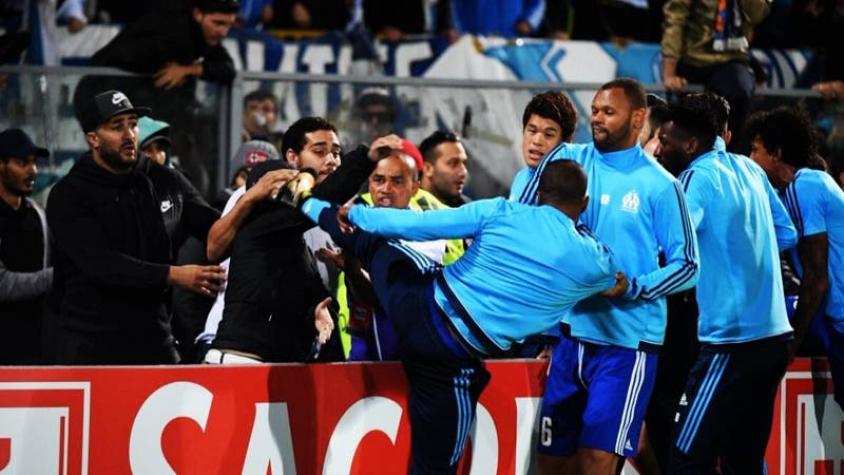 Olympique de Marsella suspende a Evra tras su patada a un hincha