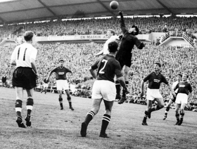 Quién es la "Araña Negra", el futbolista homenajeado en el póster oficial del Mundial de Rusia 2018