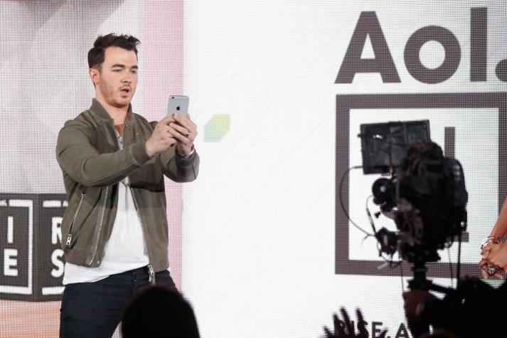 Cantante de Jonas Brothers declara como testigo en el FIFA Gate por una insólita razón