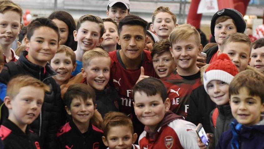[VIDEO] No quiere perder nunca: Alexis se divierte con niños del Arsenal