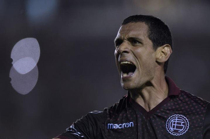 Las presentaciones frustradas del goleador que quiere la UC se toman las redes sociales