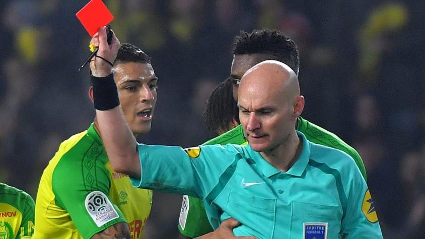 La insólita reacción de un árbitro que le lanza una patada a un jugador y lo termina expulsando