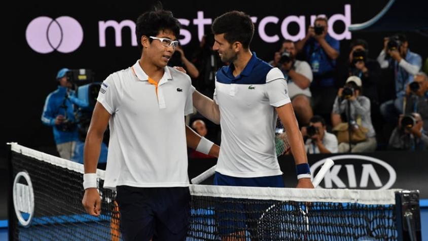Djokovic cae sorpresivamente en el Abierto de Australia y Federer sigue avanzando