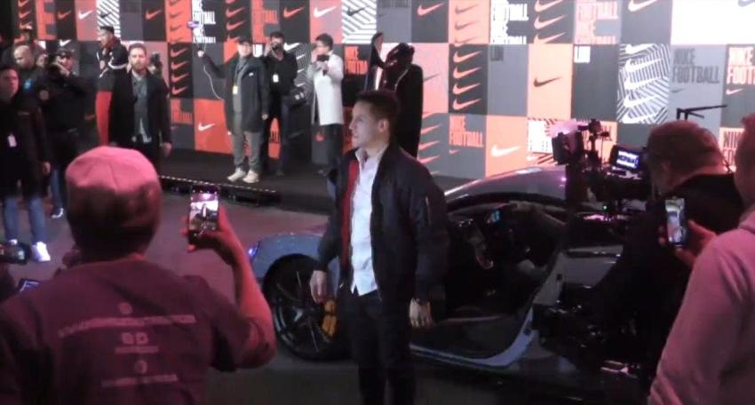 [VIDEO] La espectacular llegada de Alexis a evento en el que participó en Londres