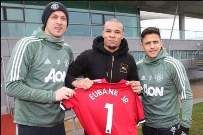 Alexis Sánchez recibe visita de campeón mundial de boxeo